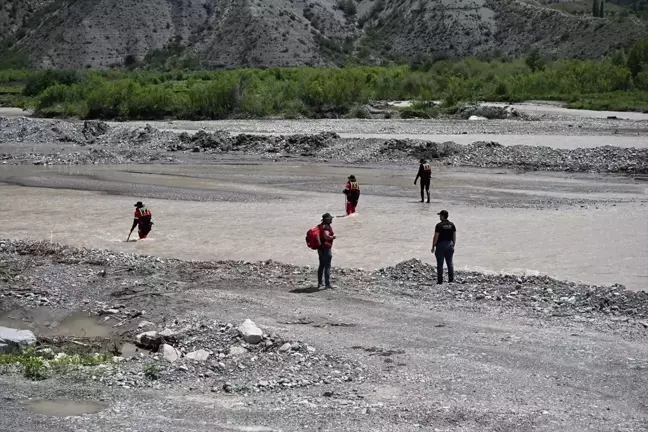 Erzurum'da heyelan sonucu kaybolan bebeği arama çalışmaları devam ediyor