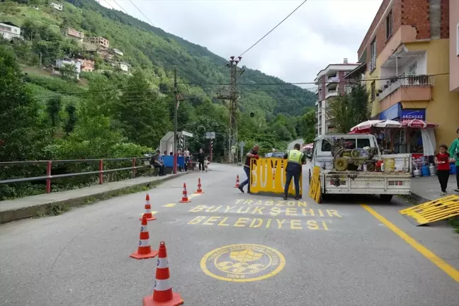 Trabzon Büyükşehir Belediyesi Hıdırnebi Yaylası yolunda sisli havalarda sürücülere yardımcı olacak sarı şerit çizim çalışması gerçekleştirdi