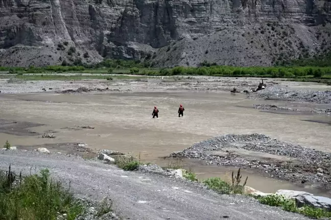 Erzurum'da sel ve heyelan sonucu suya kapılan çocuğun arama çalışmaları sürüyor