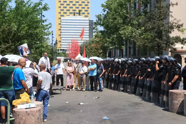 Tiran Belediye Başkanı'nın istifası için protestolar devam ediyor