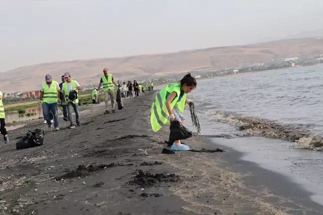 Van Gölü sahilinde çöp temizliği yapıldı