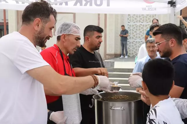 Ağrı'da Hayırsever Aile Türk Kızılay ile İşbirliği Yaparak 3 Bin 500 Kişiye Aşure Dağıttı