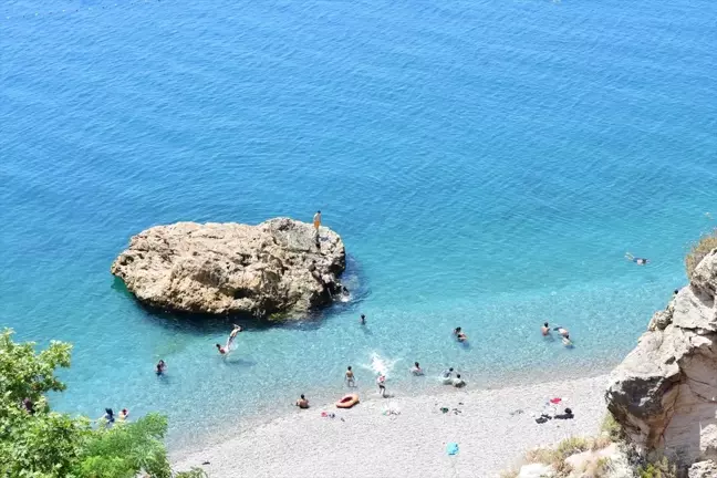 Antalya'da Sıcak Havada Sahiller Dolup Taştı