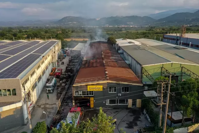 İnegöl'deki Sandalye Fabrikasında Yangın Kontrol Altına Alındı