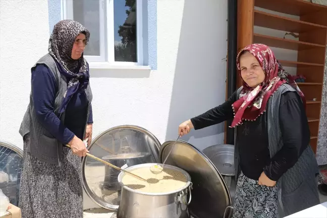 Ankara'nın Çubuk ilçesinde mahalle sakinlerine aşure ikramı