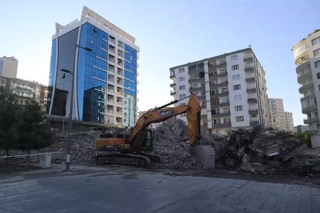 Diyarbakır'da depremde hasar gören bina çöktü