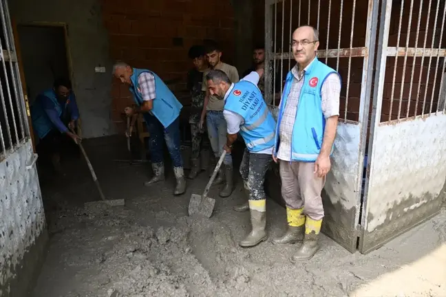 Erzurum'da din görevlileri selzedelere yardım ediyor