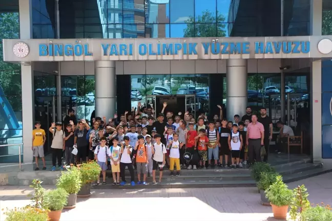 Bingöl'ün Karlıova ilçesinde çocuklara yüzme eğitimi veriliyor