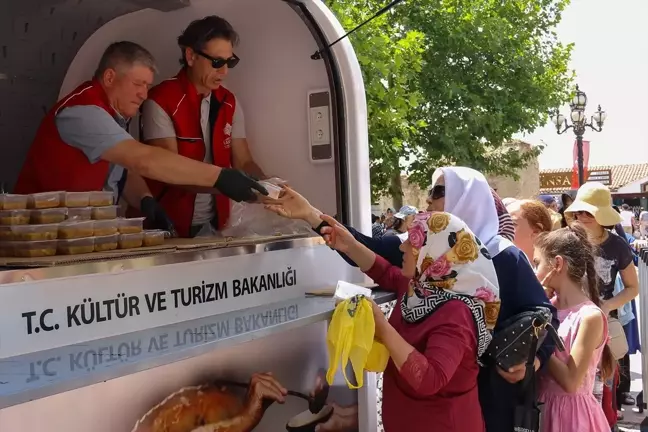 Tarihi Emutullah Hanım Vakfı tarafından 81 ilde aşure ve kahve ikramı yapıldı