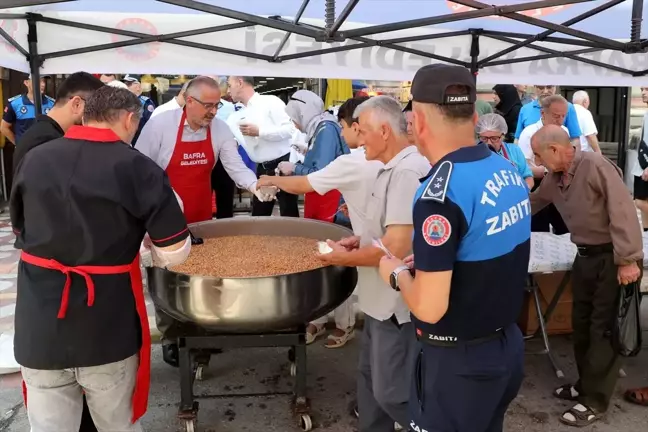 Bafra Belediyesi Muharrem Ayı Dolayısıyla Vatandaşlara Aşure Dağıttı