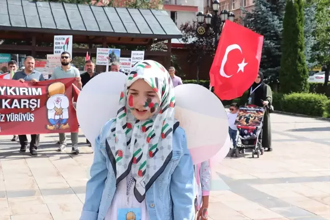 Erzurum'da İsrail'in Gazze'ye yönelik saldırılarını protesto eden sağlık çalışanları sessiz yürüyüşlerini sürdürüyor