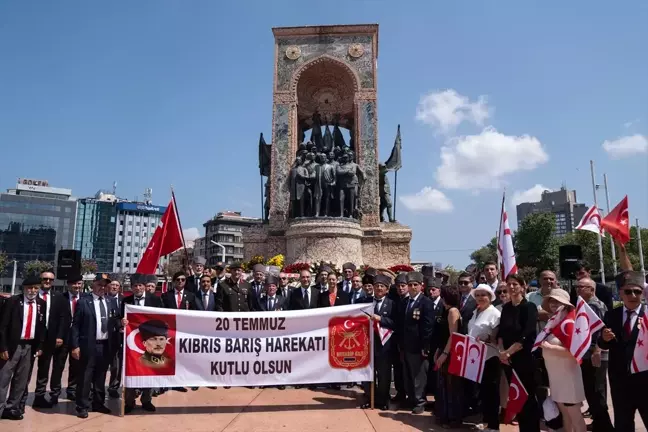 KKTC İstanbul Başkonsolosluğu, Kıbrıs Barış Harekatı'nın 50. yıl dönümünde Taksim Cumhuriyet Anıtı'na çelenk sundu