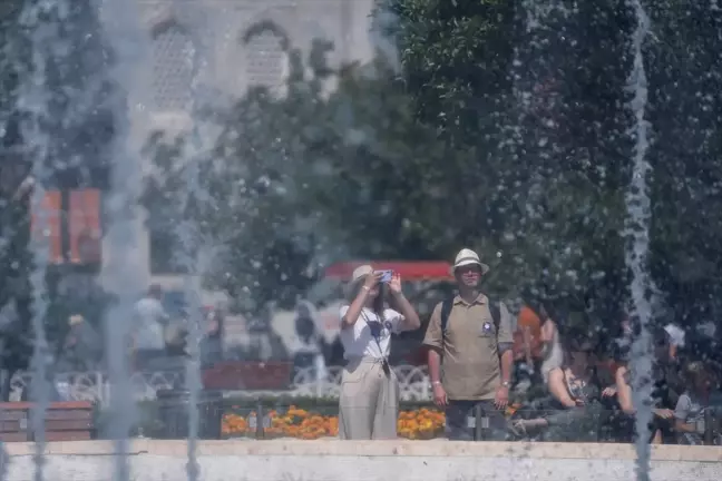 İstanbul'da Sıcak Hava Nedeniyle Denize Akın