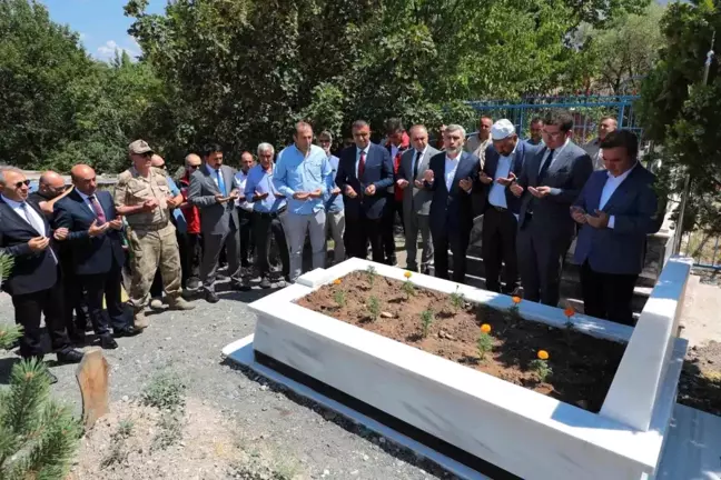 Şehit Jandarma Onbaşı İsmail Güven'in Mezarına Bayrak Asma Merasimi Düzenlendi