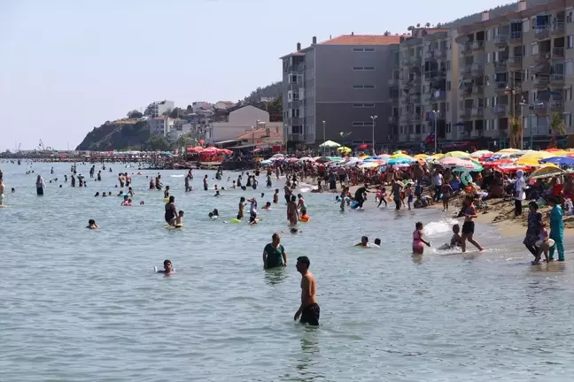 Tekirdağ'da Vatandaşlar Sıcak Havada Sahillerde Serinledi