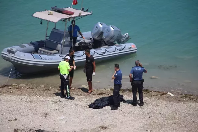 Adana'da Köprüden Baraj Gölüne Düşen Otomobildeki Aile Hayatını Kaybetti