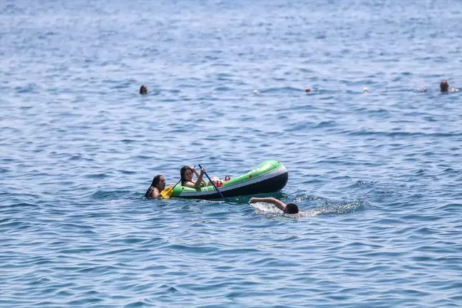 Antalya'da Sıcak Hava ve Nemden Bunalanlar Sahillerde Yoğunluk Oluşturdu