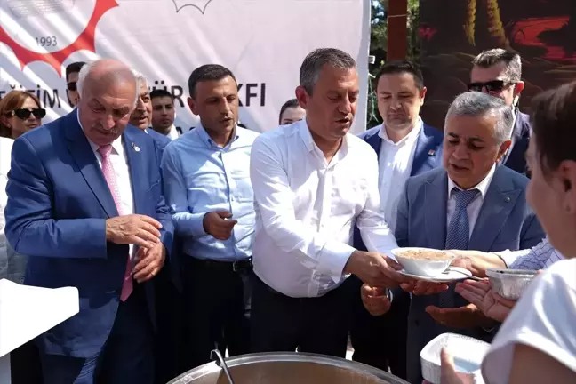 CHP Genel Başkanı Özgür Özel Erikli Baba Cemevi'nde Aşure Dağıttı