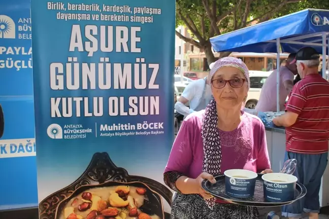 Antalya Büyükşehir Belediyesi Vatandaşlara Aşure İkramlarını Sürdürdü