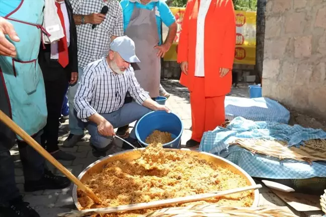 Kocasinan Belediye Başkanı Ahmet Çolakbayrakdar, Obruk Mahallesi'nde pilav şenliğinde vatandaşlarla buluştu