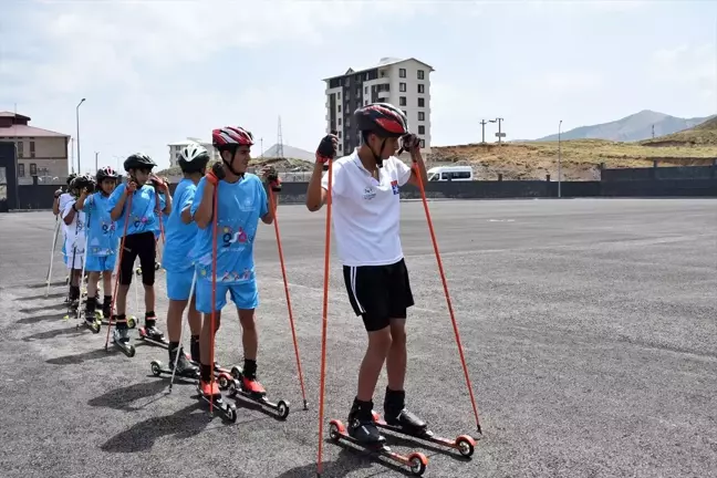 Bitlis'te tekerlekli kayak takımı asfaltta antrenman yapıyor