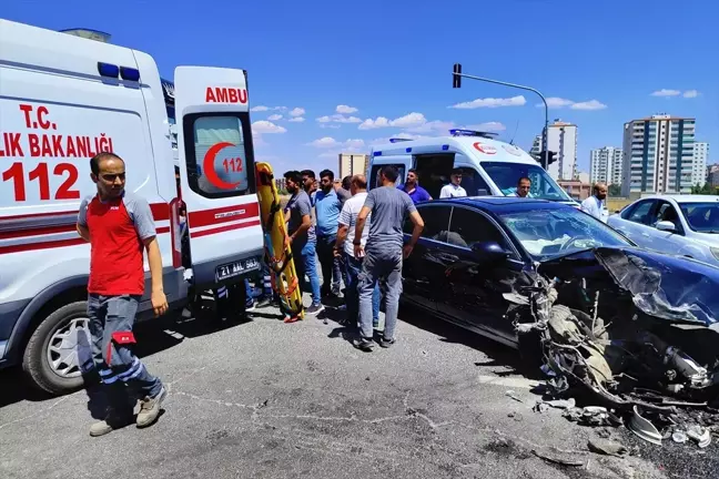 Diyarbakır'da otomobil ile tırın çarpıştığı kazada 2 kişi yaralandı