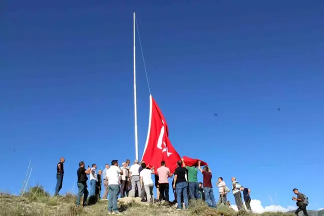 Erzurum'un Tortum ilçesinde şehit öğretmenler için bayrak direği dikildi