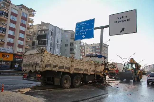 Uşak'ta Karpuz Yüklü Kamyonun Direğe Çarpması Sonucu Sürücü Hayatını Kaybetti