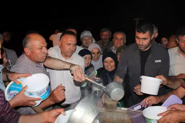 Afyonkarahisar'ın Çay ilçesinde muharrem ayı dolayısıyla aşure dağıtıldı