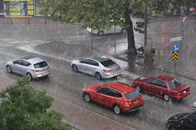 Konya'da Sağanak Yağış Trafiği Olumsuz Etkiledi