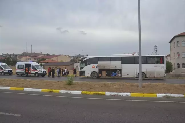 Sivas'ta yolcu otobüsü aydınlatma direğine çarptı, sürücü yaralandı