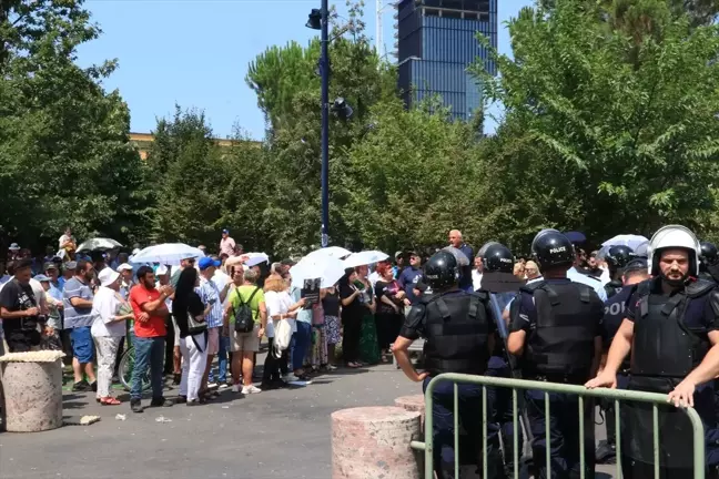 Tiran Belediye Başkanı'nın istifası için protestolar devam ediyor