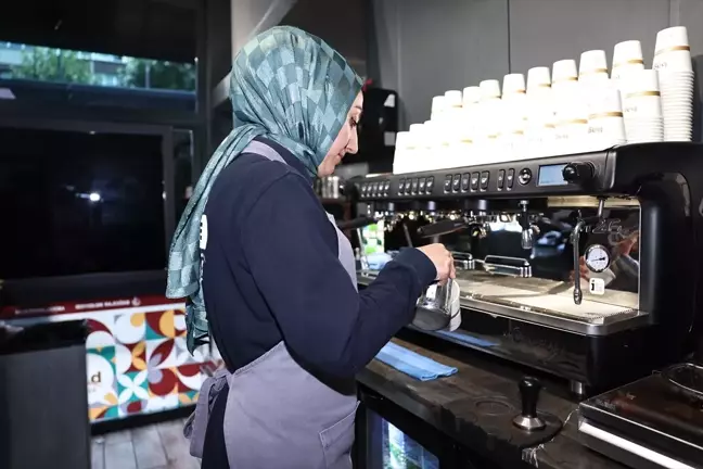 Bağcılar Belediyesi Kadın ve Aile Kültür Sanat Merkezi'nde Barista Eğitimi Alan Kadınlar İşe Başladı