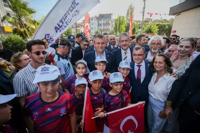 CHP Genel Başkanı Özgür Özel: 'Sokaktaki halkın memnuniyeti ve ilgisi, sizden beklentinin yüksek olduğunu gösteriyor'