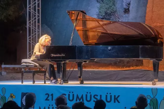 Gümüşlük Müzik Festivali'nde Fransız piyanist Caroline Sageman konser verdi