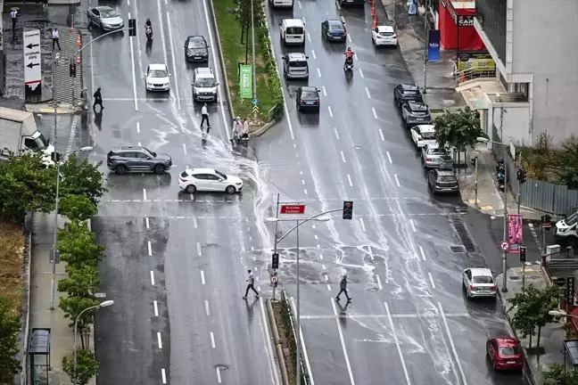 İstanbul'da Gece Başlayan Yağmur Trafiği Etkiledi