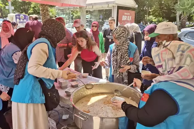 Turgutlu'da Muharrem Ayı Dolayısıyla Vatandaşlara Aşure İkram Edildi