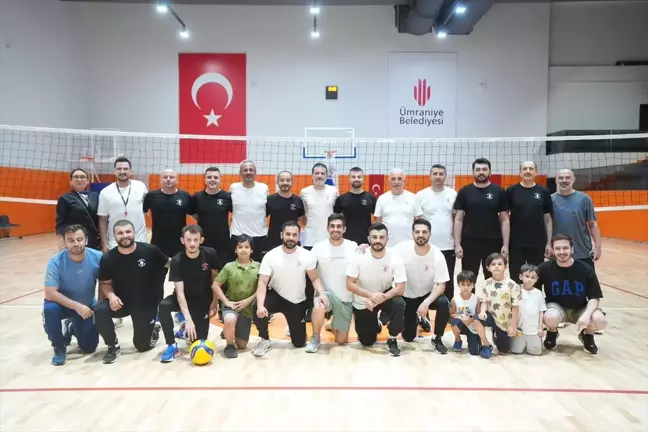 Ümraniye Belediye Başkanı İsmet Yıldırım, Spor İşleri Müdürlüğü personeliyle voleybol oynadı