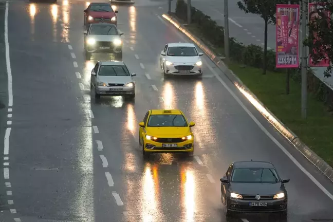 İstanbul'da Sağanak Yağış Nedeniyle Trafik Yoğunluğu Yaşanıyor