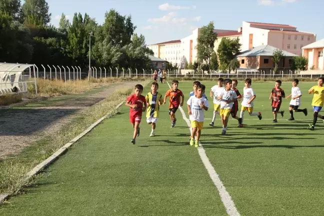 Muş Malazgirt'te Futbol Akademisi Açıldı