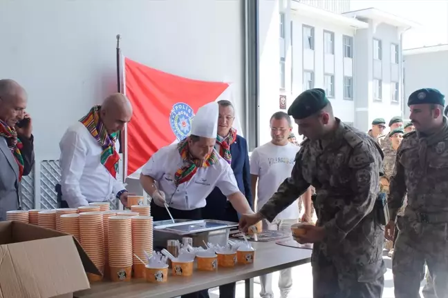 Osmangazi Yörük Türkmen Dernekleri Polislere Aşure İkram Etti