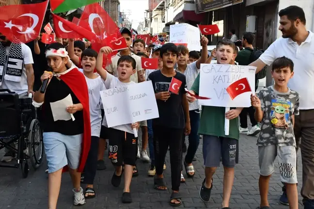 Adana'da çocuklar İsrail'in saldırılarını protesto etti