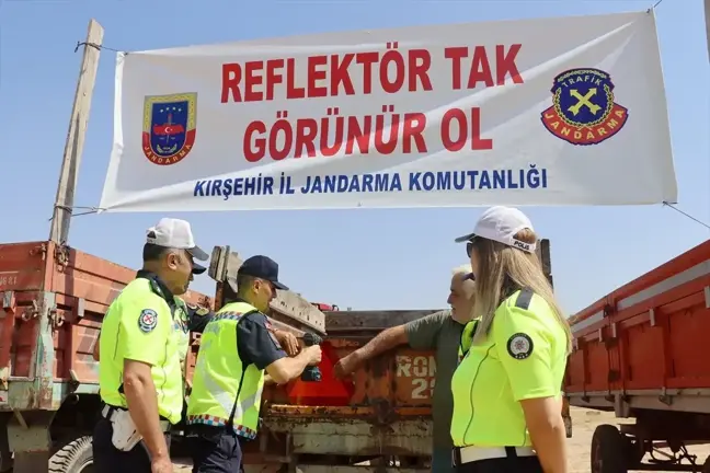 Kırşehir'de traktör sürücülerine trafik kuralları hakkında bilgi verildi, 50 römorka reflektör takıldı