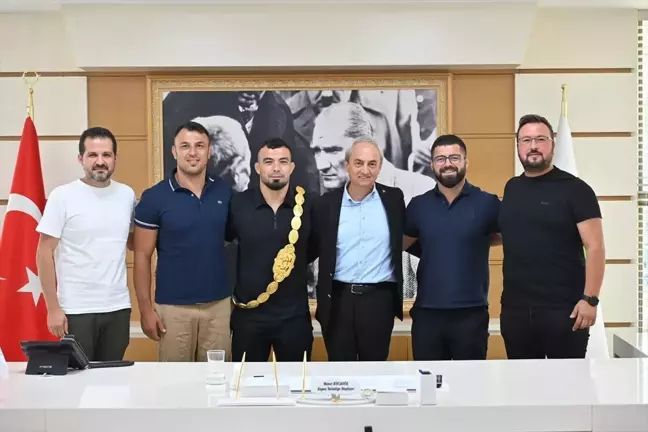 Kırkpınar Yağlı Güreşleri Başpehlivanı Yusuf Can Zeybek Kepez Belediye Başkanı Mesut Kocagöz'ü Ziyaret Etti