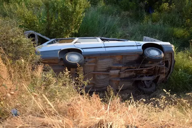 Manisa'da otomobil devrildi, 3 kişi yaralandı