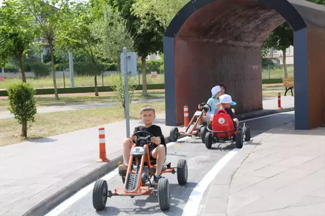 Serdivan Trafik Parkında Çocuklar Sanat, Arkeoloji ve Botanik Atölyelerinde Deneyim Kazanıyor