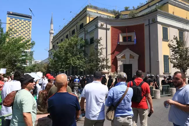 Tiran Belediye Başkanı'na istifa çağrıları ve yolsuzluk protestoları devam ediyor