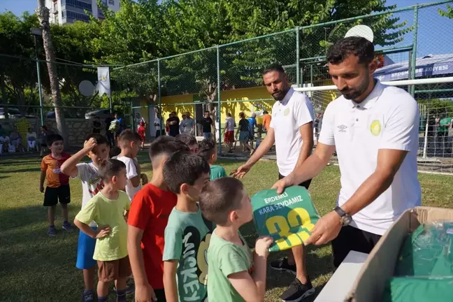 Erdemli'de Spor Kurslarına Katılan Çocuklara Forma ve Spor Malzemeleri Verildi