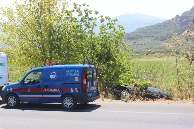 Manisa'da Ağaca Çarpan Otomobildeki Karı Koca Hayatını Kaybetti