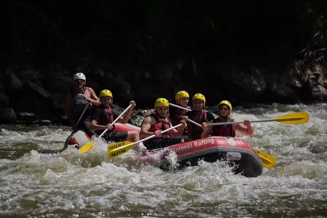 Düzce'de Macera Tutkunları Melen Çayı'nda Rafting Yaptı